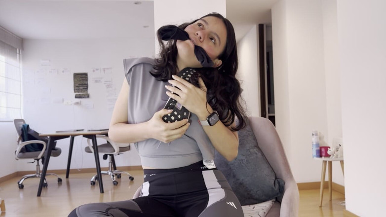 scarlettandc: Una mujer se calienta después del gimnasio tocando sus pies...