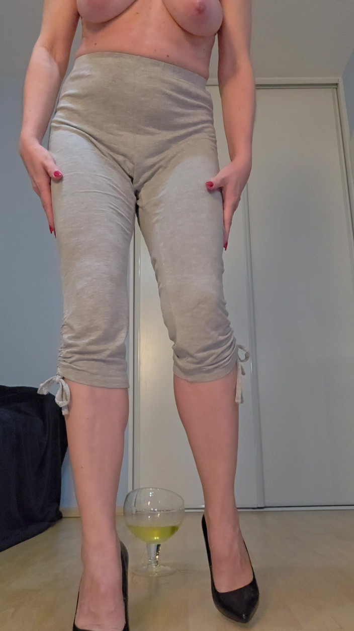 Misses_Jenny: Spogliarello e piscio in pantaloni