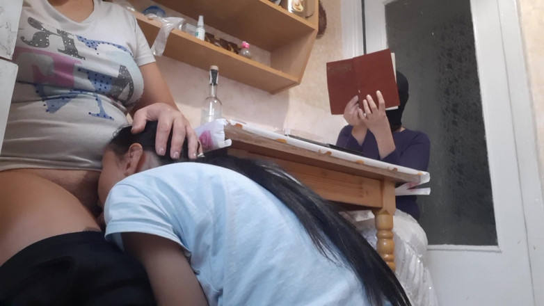 Lesbian-illusion: Pendant que ma copine lit un livre, mon coloc lèche...