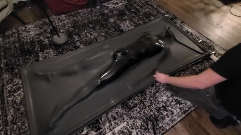 Lion's Den Kink: Süßer twink in latex gequält