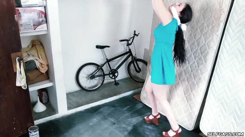 Selfgags Latina Bondage: Вечірка дівчини, нанизана на горищі