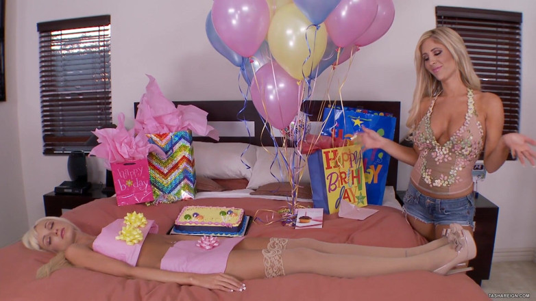 Tasha Reign official studio: Tasha Reign baise Rikki Six pour son anniversaire !