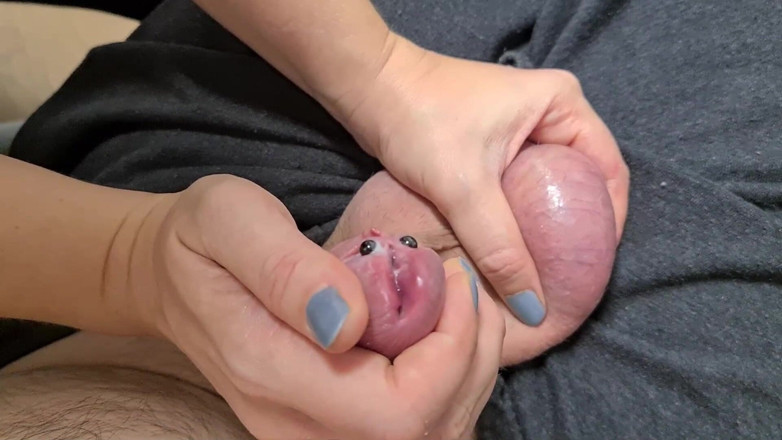 Testicarl: Збуджена дружина дрочить член чоловіка