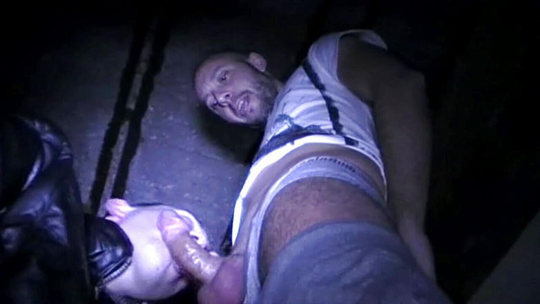 STRAIGHT BOY CURIOUS: Dva zlí chlapci bisexuální šukají ve sklepě, když chybí přítelkyně