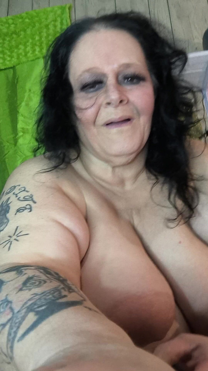 HerculesnVENUS: Une pute en veut 10 dans sa boîte juteuse de péché