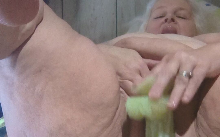 HerculesnVENUS: Nue et excitée, elle prend la grosse D