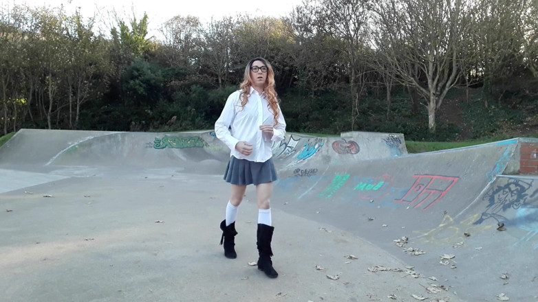 The Midnight Minx: Crossdresser, étudiante, skate park strip-teaseuse