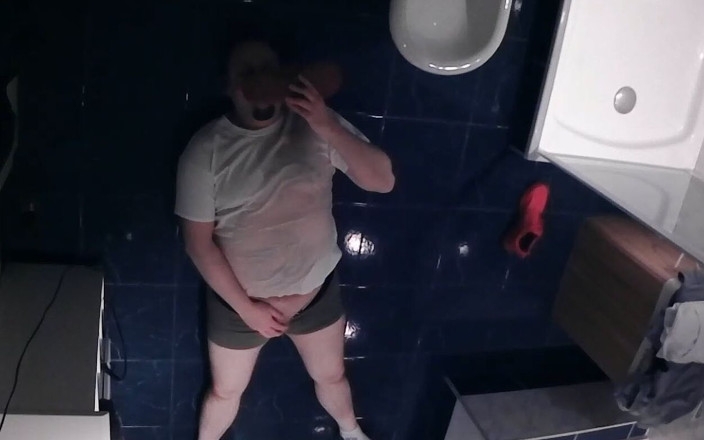 Sneakers Gay Graz: Pisse, sperme et reniflement dans la salle de bain