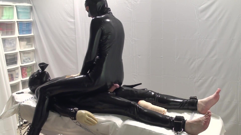 Latex Danielle: Dominatrix y sus experimentos con un esclavo. 2 ángulos