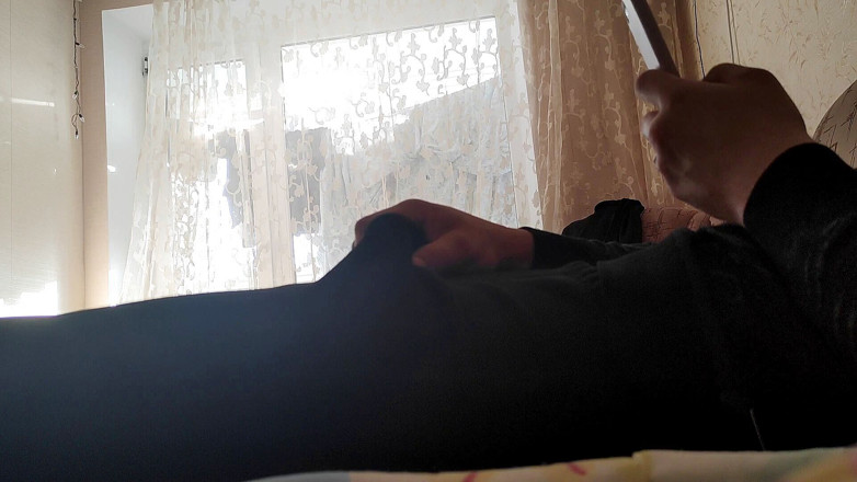 Auff: Se masturber à la maison en culotte et regarder du porno
