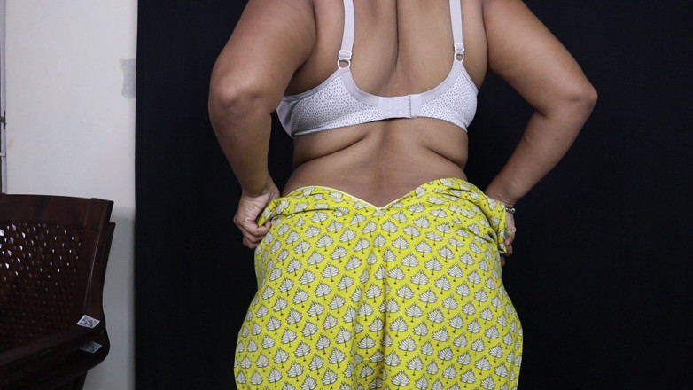 Mona 69: Geile bhabhi fingert sich bis zum orgasma