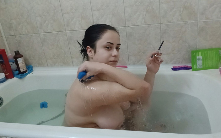 fartingclub01: Hút thuốc trong bồn tắm - khoảnh khắc thư giãn