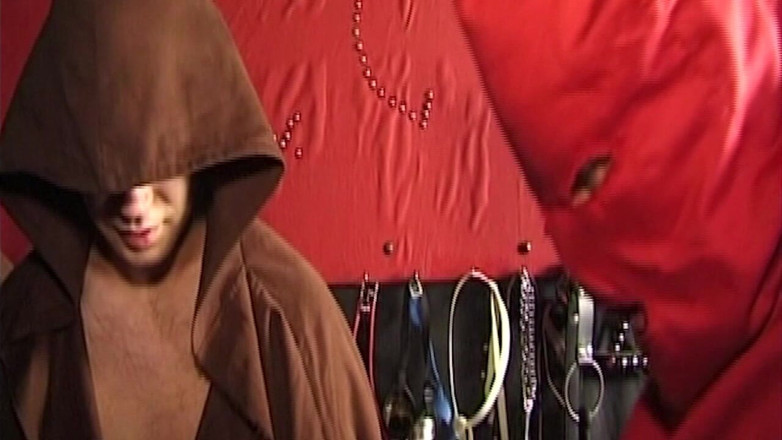 Erotic Club: Pepek bertindik kencing disumbat manik dalam ritual