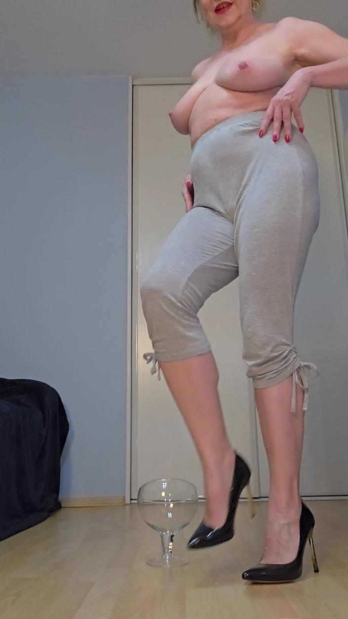 Misses_Jenny: Стриптиз и писсинг в штанах