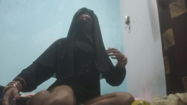 Urvashipatil123: Indiana crossdresser sexy vídeo de seda naqAb