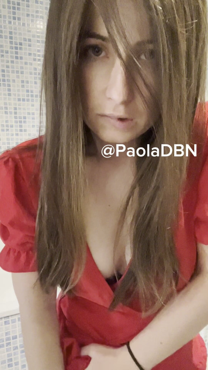 PaolaDbn: Solo Dans La Salle De Bain Je Joue Avec Mon...