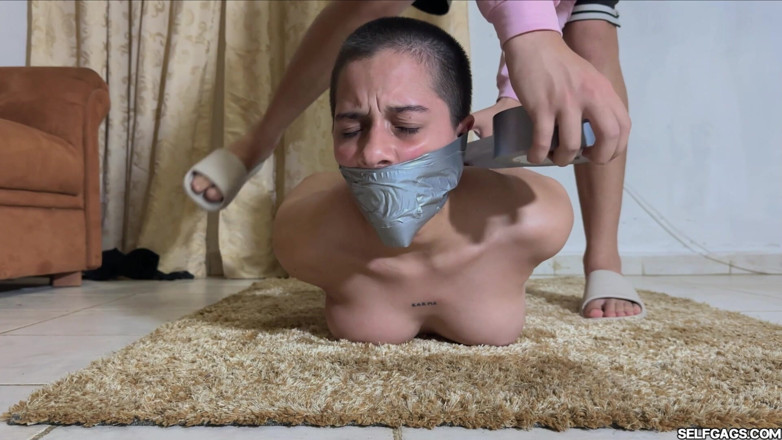 Selfgags Latina Bondage: Ее первый раз в бондаже был этот безумный связан по рукам и ногам