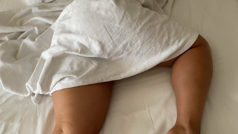 Lux Eva: Une belle-mère et son beau-fils se détendent à l’hôtel et baisent