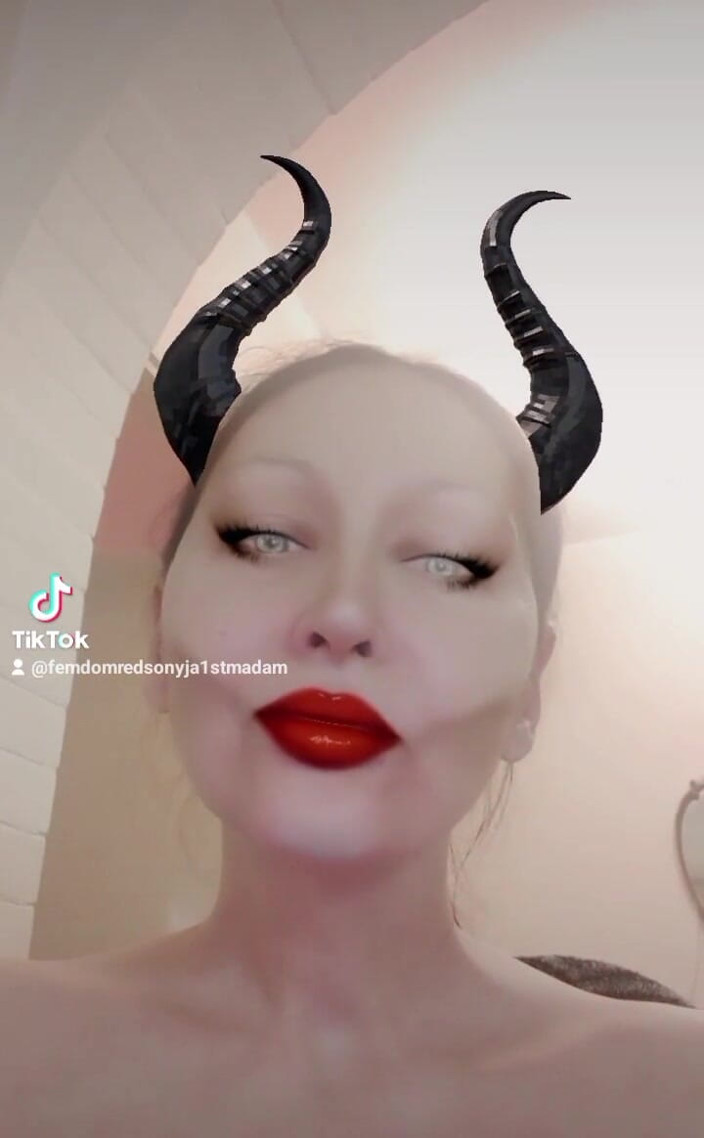 Dominatrix Redsonyja: Улыбка на моем лице, советы в банке, иди сейчас, каждый совет получает что-то, пусть Старый Рим игры начинаются