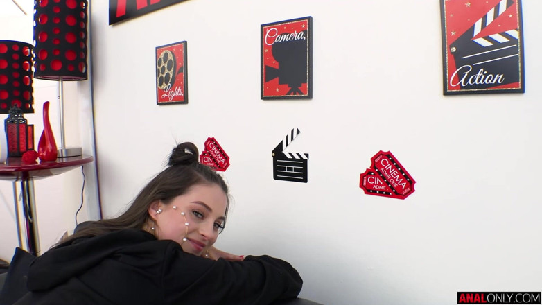 Anal Only: La prima scena anale di maddy!