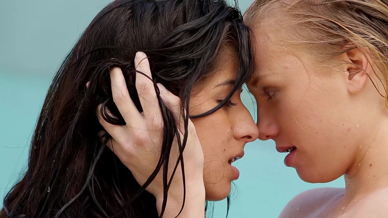 Lesbian Stories: 年轻的女同性恋美女在游泳池里互相舔舐对方的阴户