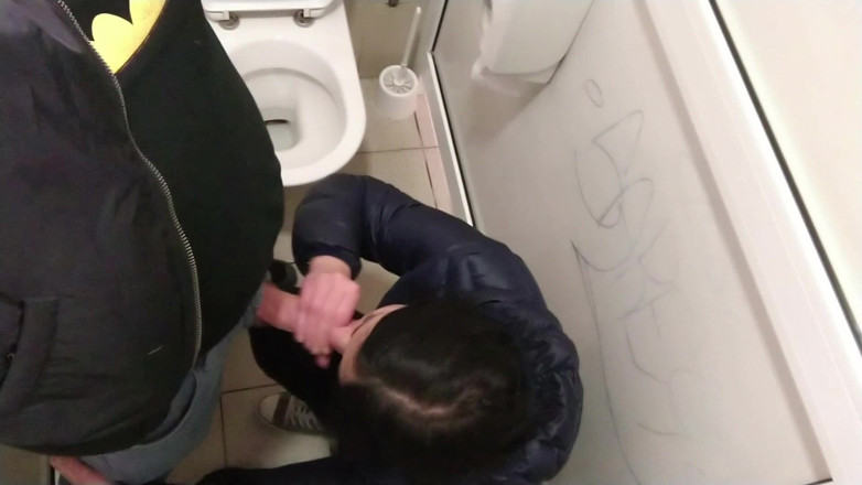 Toilet Mommy: Ejaculare în toaleta publică