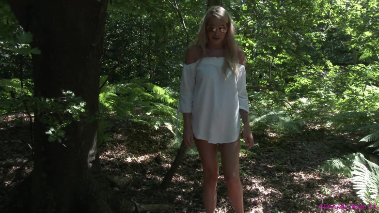 DanielleMaye: Pissen in het bos met Penny
