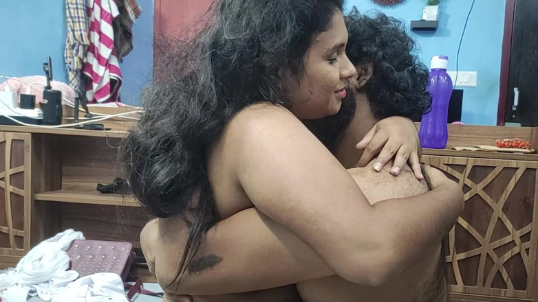 Vaigavarun45: Blinfdfolded vrouw deelt een verrassend huwelijksverjaardagcadeau van echtgenoot met vriend...