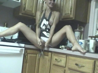 Solo Sensations: Chica cachonda mete su coño con utensilios de cocina en...