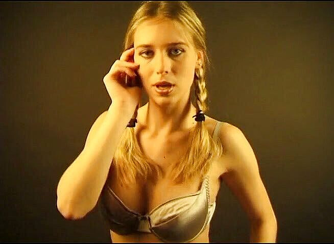 Flash Model Amateurs: Douce salope blonde en lingerie