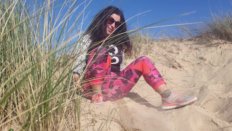 Pissing Everywhere: Une fille pisse sur la plage
