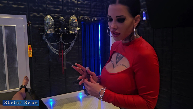 Strict Senz: Mlle Alessa Milano, cigarette, violet, baguette sur le rack Suite...