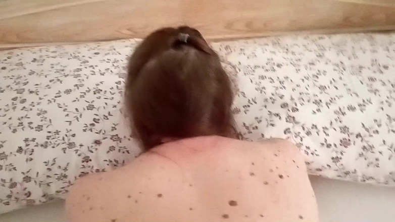 Lovekino: Une grosse MILF se tape un vieux dans une chambre...