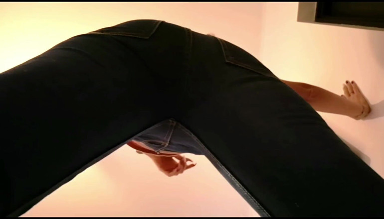 Erotic Tanya: POV sezení na obličeji v džínách