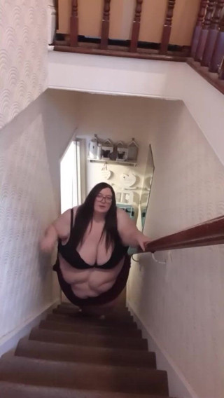 SSBBWLadyBrads: SSBBW kämpft auf der treppe