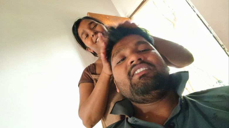 Premi pooja: Langzaam kuste Bhabhi's grote mooie borsten in het Desi massagecentrum -...