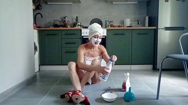 catandfox: Cadela milf cozinha panquecas na buceta dela