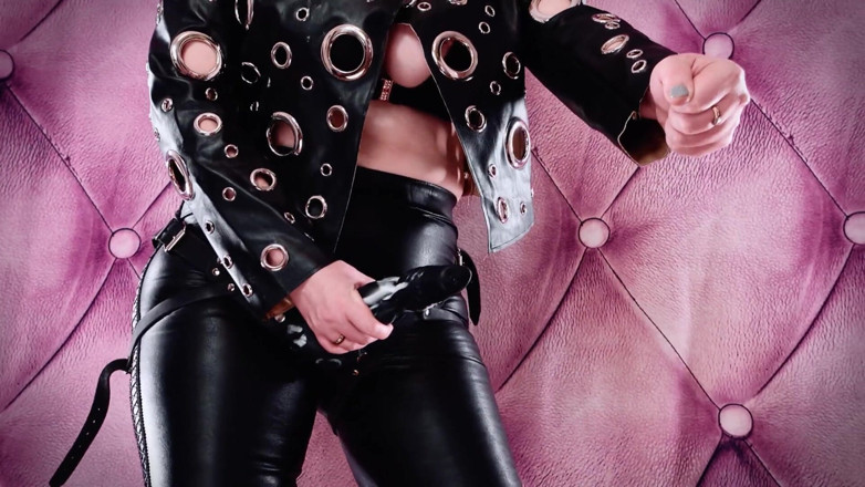 Arya Grander: Sexy Kožená domina vás ráda trénuje s strap-on POV. Ženská dominance...