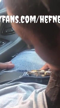 Le grandi labbra mi succhiano in auto in pubblico largo giorno