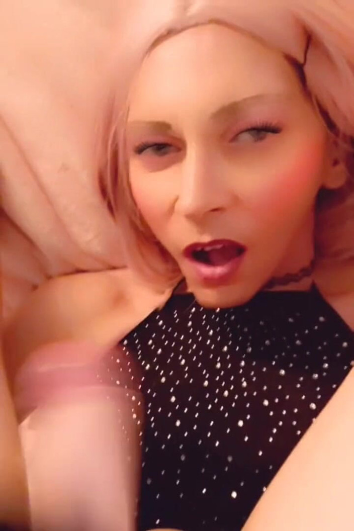 Emily Meadows: O curvă blondă suedeză călărește vibratorul și ejaculează