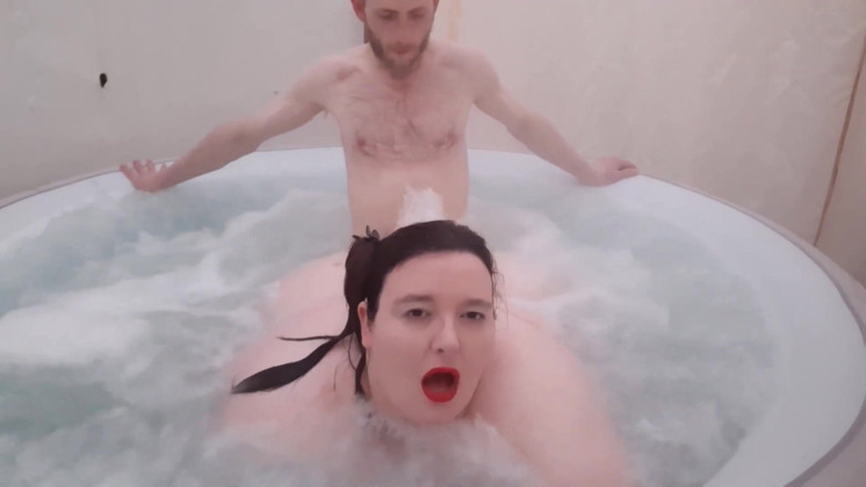 SSBBWLadyBrads: Товстушка займається сексом у гарячій ванні раком