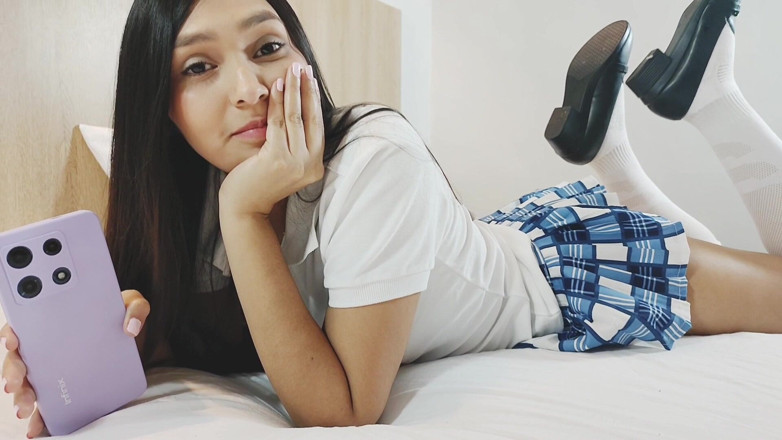 Teen sex 66: Une belle-fille étudiante est invitée dans une chambre d’hôtel par son...