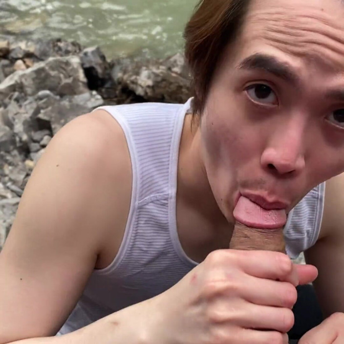 RiceQueenTopBoy: Un Asiatique prend des papas éjaculer au bord de la rivière...