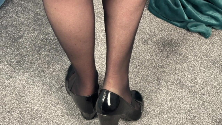 Mr MF: Doamna matură cu picioare dezbrăcate până la pantalonii ei mari...