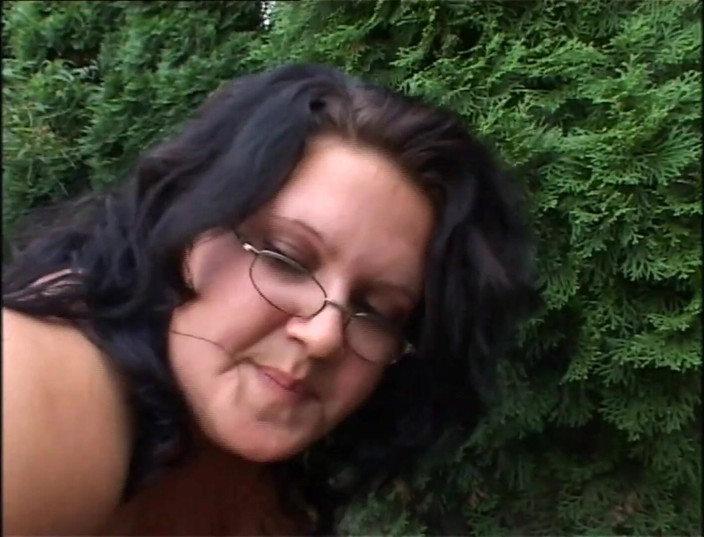 Xtime Network: Une grosse MILF se fait doigter dans le jardin