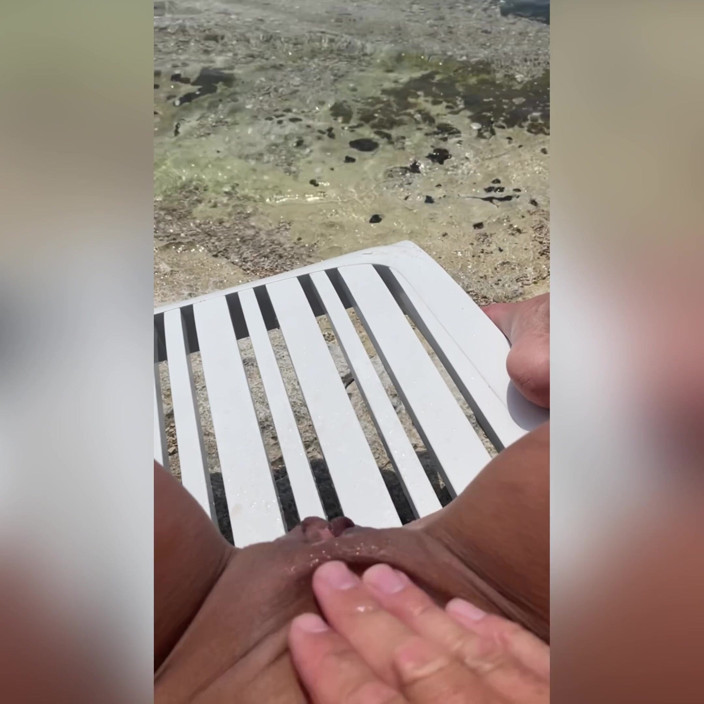 Spuirtcouplexxxx: वेलटा के समुद्र तट पर हॉट फिट लड़की फुहार छोड़ती है, Punta kriz, Schweinchenstrand