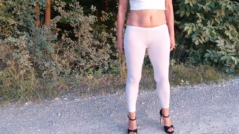 martinawest: Bionda matura cammina fuori con leggings attillati!