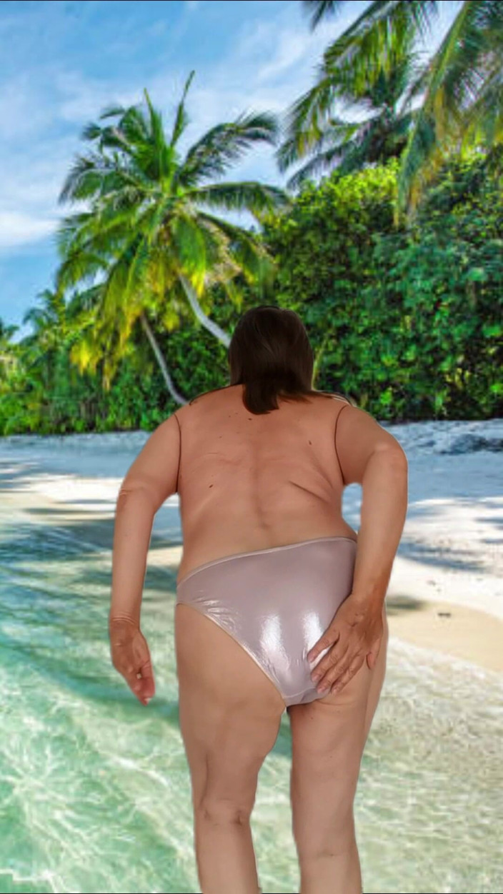 MariaOld: Une mamie à forte poitrine s’amuse en bikini