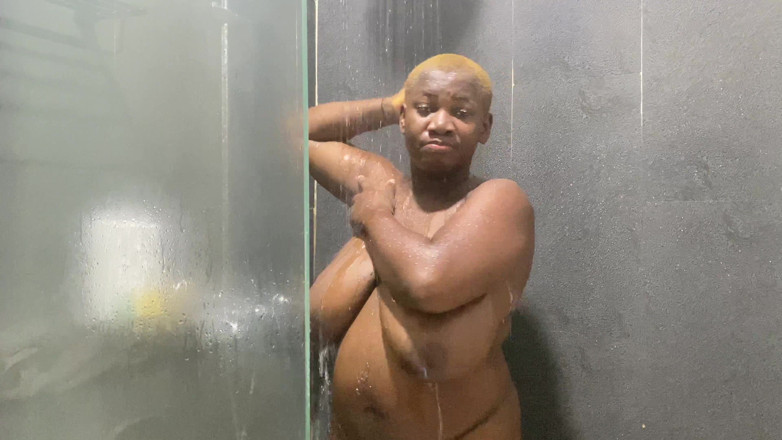 Ethanxbush: Mouillée et excitée sous la douche