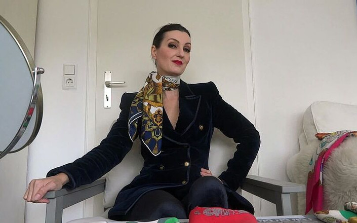 Lady Victoria Valente: Foulards en soie et blazer de velours bleu foncé